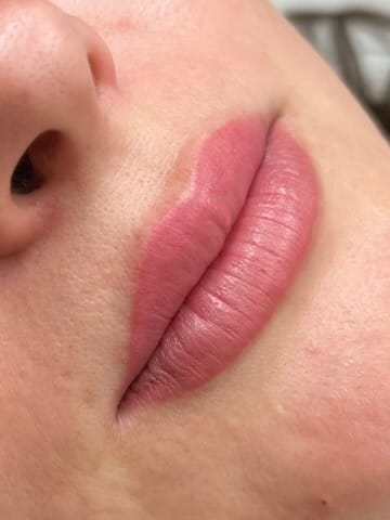Labios micropigmentados en tono nude
